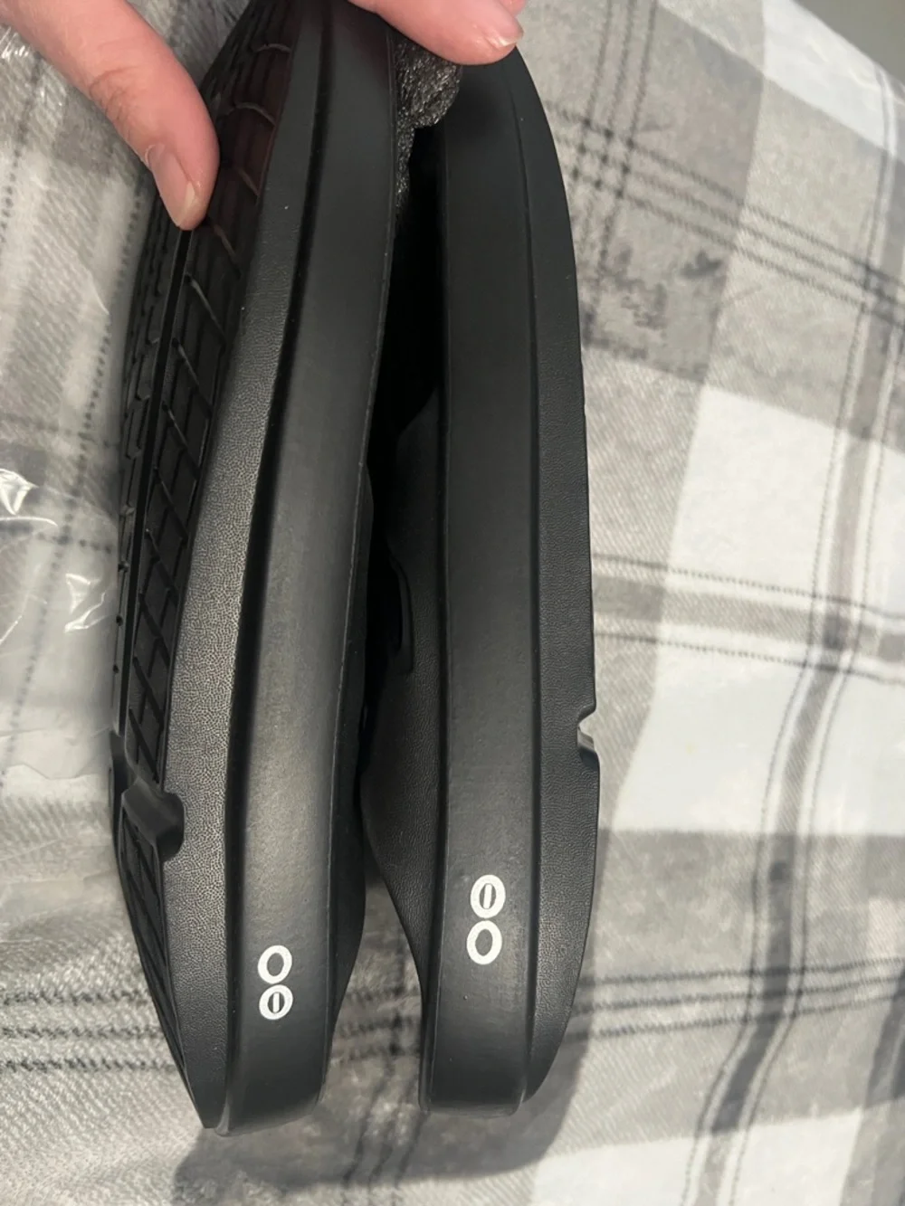 OOFOS Black Men’s Thong Sandals